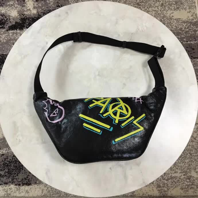 BALENCIAG巴黎世家 專櫃同步更新 塗鴉胸包腰包 簡約兩用包 可做胸包或者腰包  BL1132